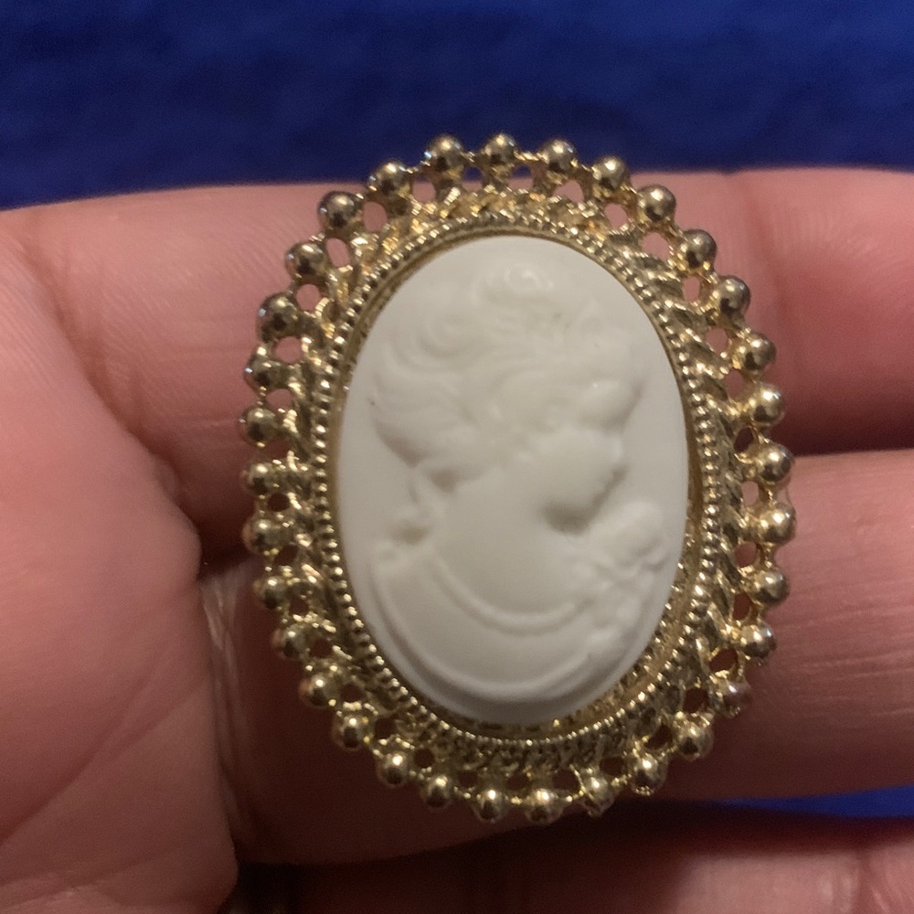 Elegant Gold and White Cameo Ring 💍